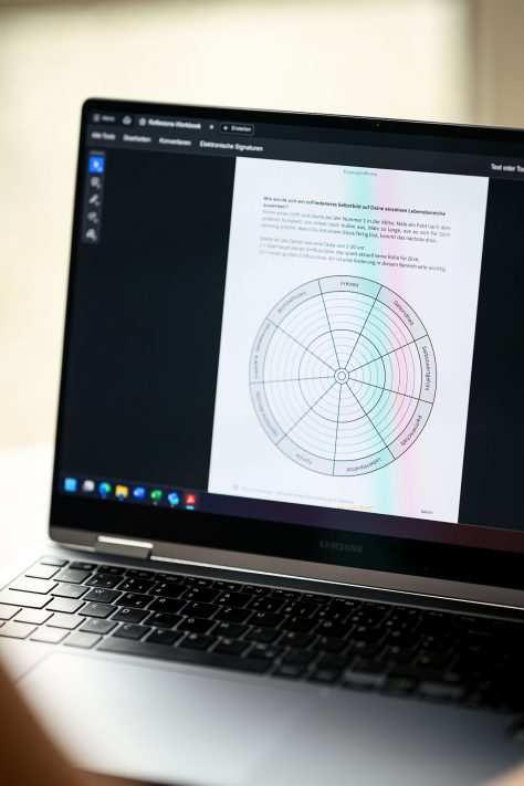 Im Anschluss kannst du darüber schlafen und entscheiden, ob du mit mir zusammenarbeiten willst -
ich hoffe natürlich, dass du das willst ;-)

Danach sende ich dir dein Reflexionsworkbook und weitere erste Materialien.